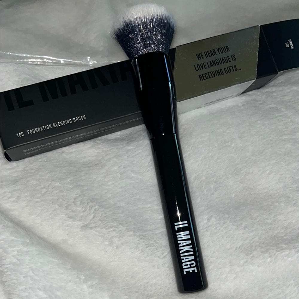 IL MAKIAGE Black Foundation Blending Brush
